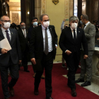 El presidente inhabilitado Quim Torra sale del Parlament acompañado del vicepresidente del Parlament, Josep Costa, y del presidente del grupo de JxCat, Albert Batet.