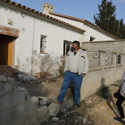 Dos vecinos muestran una de las dos casas en ruina que han pedido derribar al ayuntamiento. 