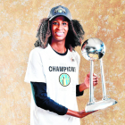 Astou Ndour, amb el trofeu de campiona de la WNBA.