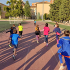 Un grup de nens a les pistes d’atletisme del Camp Escolar.