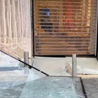 Imagen del escaparate de la tienda asaltada ayer en Barcelona.