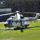 El helicóptero parado en la hierba del Estadi Comunal