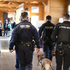 Diversos agents de la policia espanyola participant en el dispositiu de seguretat de la XXVII Cimera Iberoamericana de Caps d'Estat i de Govern que se celebra a Soldeu (Andorra)