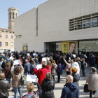 Concentración ayer frente al Museu de Lleida en el acto reivindicativo en defensa de la pinacoteca y por la recuperación del arte.
