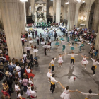 Concurso de sardanas en el interior de la iglesia de Santa Maria de Cervera en septiembre de 2015. 