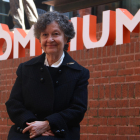 La escritora Maria Barbal posa ante el logo de Òmnium durante el acto en el Palau de la Música.