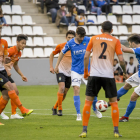 Xemi, en el momento en el que conecta el remate que supuso el primero gol del Lleida, ayer ante el Peralada en el Camp d’Esports.