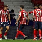 Jugadores del Atlético celebran el primero de los dos goles que marcaron ayer.