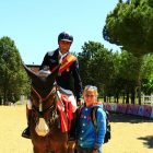 Hermoso, junto a Eglantine Denaux, la entrenadora de Nereo.