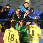 Jugadores del Lleida saludan a los aficionados azules que se desplazaron a Palamós.