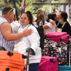 Emotivos reencuentros en el aeropuerto de Wellington.