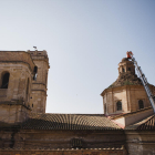 Operaris de Medi Ambient al retirar nius de cigonyes de la cúpula de l’església d’Aitona.