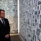 El candidato centrista, Emmanuel Macron, durante su visita el domingo al Memorial Shoah de París.