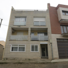 Vista del bloc de pisos en el qual han okupat un habitatge al carrer Camí d’Almacelles de Rosselló.