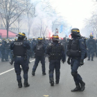 Los policías tratan de contener a los bomberos que se manifestaron ayer por las calles de París.