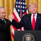 Netanyahu i Trump estrenyen les mans després de la presentació del pla de pau nord-americà.