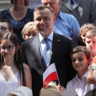 6 de juliol de 2020. El president polonès, Andrzej Dubte, signava un projecte d'esmena a la Constitució en virtut del qual una persona en matrimoni del mateix sexe no podria adoptar cap infant, al Palau Presidencial, Varsòvia