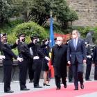El rey Felipe VI acompañado del copríncipe de Andorra, Joan Enric Vives y del jefe de Gobierno andorrano, Xavier Espot, llegando a la cumbre Iberoamericana.