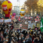 Miles de personas protestaron contra la ley mordaza que quiere aprobar Macron, ayer en París.