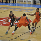Mbaye i Nevels defensen un jugador del Palma.