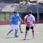 Un jugador del Lleida Esportiu B es disposa a passar la pilota davant la pressió d’un rival en una de les jugades del partit d’ahir.