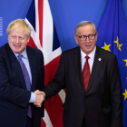 El primer ministro británico, Boris Johnson, y el presidente de la Comisión Europea, Jean-Claude Juncker, encajando las manos el 17 de octubre del 2019.