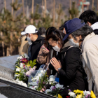 Los japoneses recordaron a su víctimas y guardaron un minuto de silencio a las 14:46, hora del suceso.