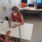 Una de las técnicas de Creu Rojas de Lleida durante una consulta sobre ayuda alimentaria. 