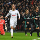 Eriksen celebra el tercer gol del Tottenham davant la desesperació dels jugadors del Madrid.
