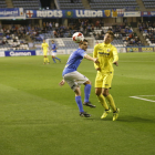 El lateral Aitor Núñez intenta impedir l’avenç d’un jugador del Vila-real B.
