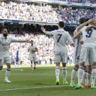Jugadores del Madrid celebran uno de los goles que anotaron ayer ante el Alavés.