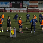Jugadors de l'Atlètic Lleida, durant la sessió d'entrenament que van fer ahir de cara al partit de demà contra el Martorell.