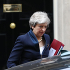 May sortint ahir de la seua residència de Downing Street.
