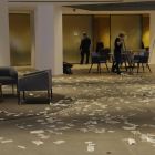 Vista de cómo quedó el interior de la oficina en la que irrumpieron los activistas.