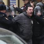 Un dels detinguts durant les protestes a Moscou.