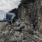 Imatge difosa a través de les xarxes socials del tren descarrilat després de xocar contra les roques.