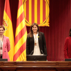 La nueva presidenta del Parlament, Laura Borràs, ayer, con las dos vicepresidentas, Anna Caula, de ERC, y Eva Granados, del PSC.