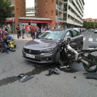 Una motocicleta va xocar ahir amb força contra un cotxe al carrer Corregidor Escofet de Lleida.