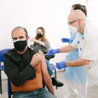 Un sanitario inocula con el fármaco de AstraZeneca a un profesor en Barcelona.
