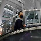 Un passatger amb mascareta a Hong Kong