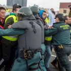 La Guàrdia Civil va carregar ahir contra els agricultors que es manifestaven a Jaén.