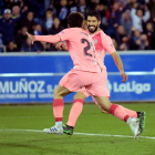 Carles Aleñà celebra con Luis Suárez el gol que abrió el camino del Barcelona hacia la victoria.
