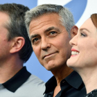 George Clooney, ayer, entre Matt Damon y Julianne Moore. 