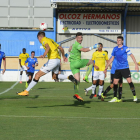 Bojan Radulovic remata el balón que significó el 0-2 para el Lleida, antes del descanso en el partido ante el Peña Sport.