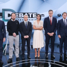 Pablo Casado, Pablo Iglesias, els moderadors, Pedro Sánchez i Albert Rivera posen davant les càmeres.