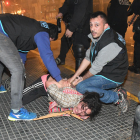 Policies arrestant un manifestant en una marxa per reclamar la reaparició de Maldonado.