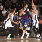 Ante Tomic busca un pase ante dos rivales.