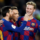 Arthur celebra con Leo Messi y Frenkie de Jong el cuarto tanto para los azulgranas frente al Leganés.