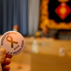 Una chapa de Roselló donde se pide parar la violencia sexual durante el Pleno donde se condenó la agresión a una menor del municipio.