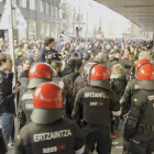 Intervenció de l’Ertzaintza davant dels piquets, ahir a Bilbao.